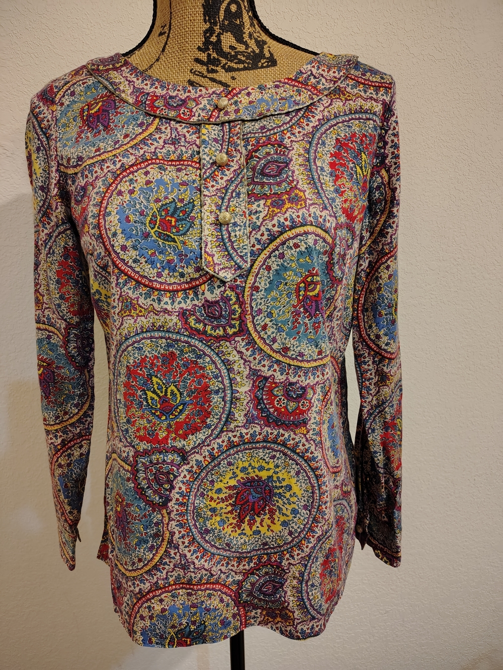 Talbots Timeless Colorful Print Long Sleeve Top Women's Size 2 W/Gold Buttons